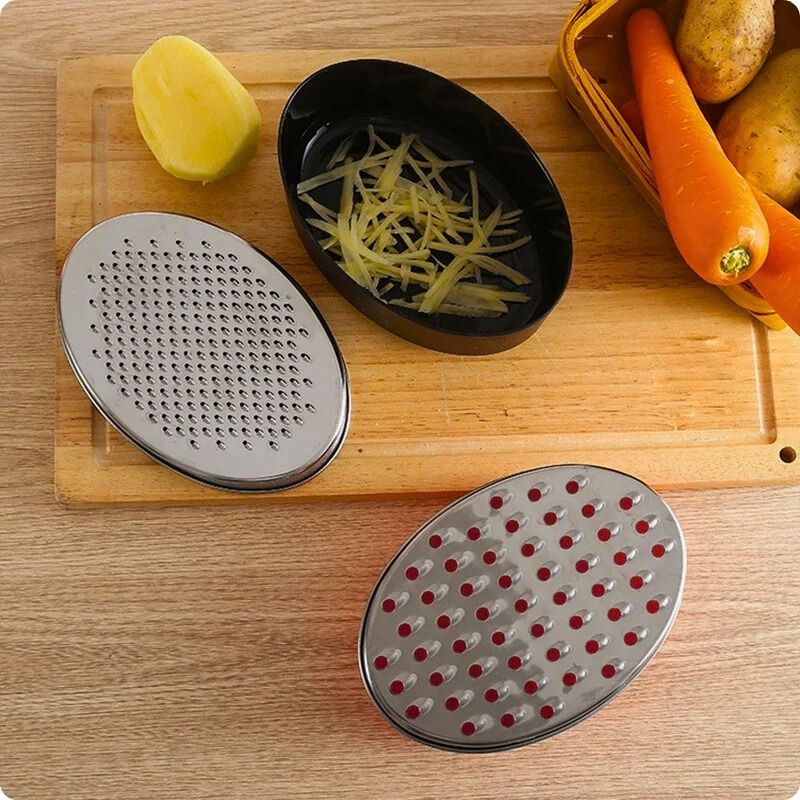 Râpe manuelle pour carottes carot'fresh'ine ouvert sur planche avec couvercle à côté