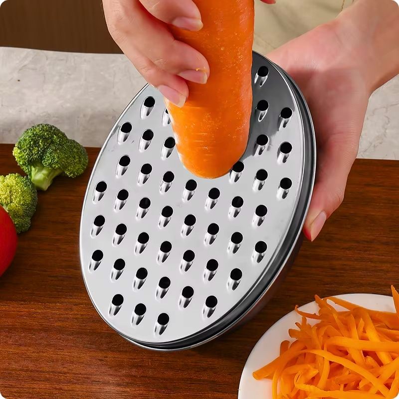 Râpe manuelle pour carottes carot'fresh'ine utilisée pour râper une carotte