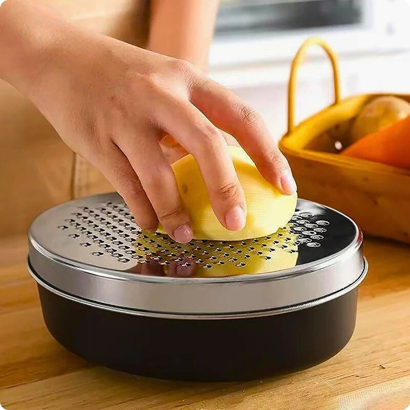 Râpe manuelle pour carottes carot'fresh'ine utilisée pour râper pomme de terre