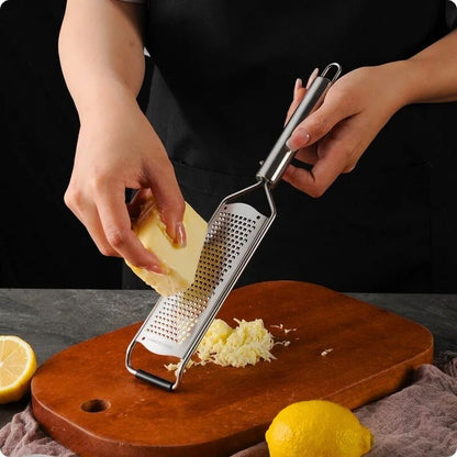 râpe manuelle utilisée pour râper du fromage