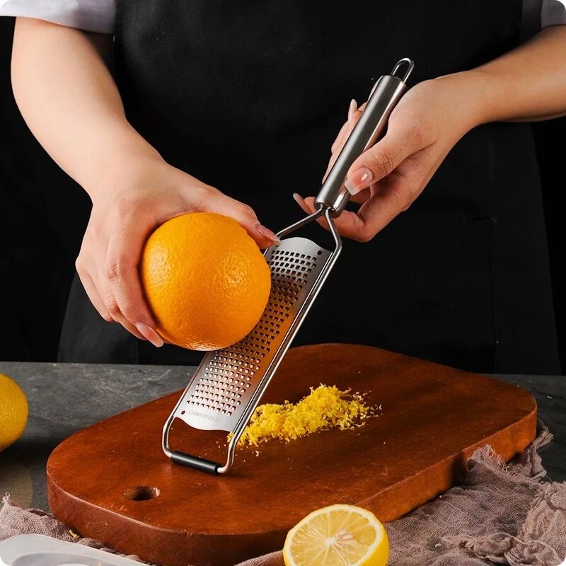 râpe manuelle utilisée pour râper une orange