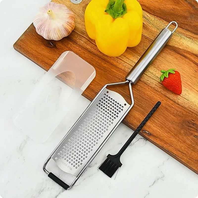 râpe manuelle posée sur une planche en bois