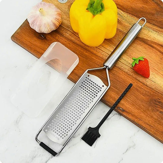 râpe manuelle posée sur une planche en bois