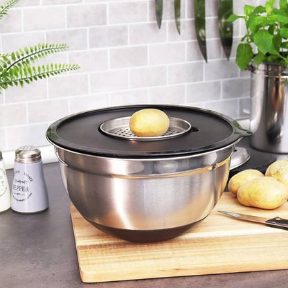 râpe pour carottes posée sur planche avec un jaune d'œuf dessus