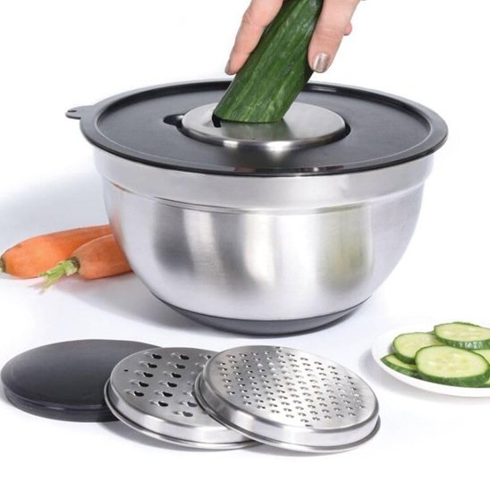 râpe pour carottes utilisée pour râper un concombre avec disque de rechange posés devant