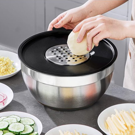 râpe pour carottes utilisée pour râper une pomme de terre