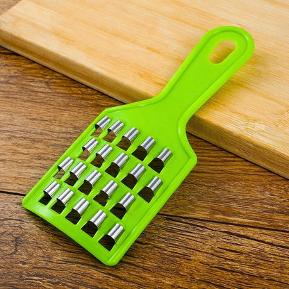 Râpe verte posée sur une planche à découper en bois.