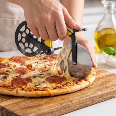 roulette à pizza couleur jaune utilisé pour découper une pizza