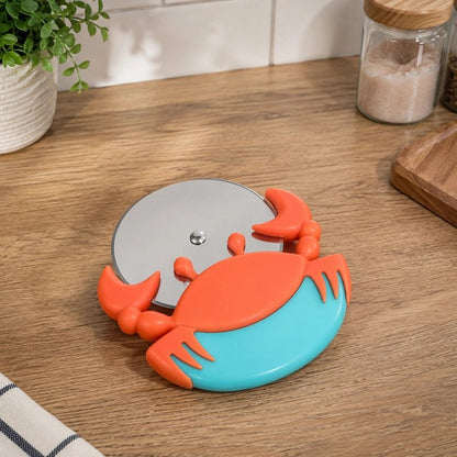 Roulette à pizza crab'ine posé sur une table