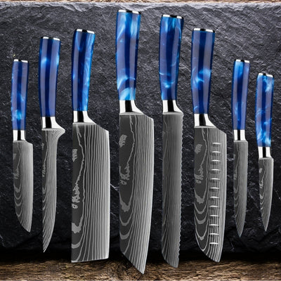 Set de 8 couteaux de cuisine composé d'un couteau à émincer petite lame, à désosser, un hachoir, un couteau à pain, un couteau du chef japonais, un couteau d'office grande lame et petite lame et un couteau du chef grande lame, ils ont tous un manche bleu nuancé de noir.