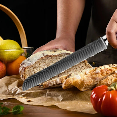 Personne en train de couper du pain sur une planche à découper recouverte d'un papier avec un couteau à pain.