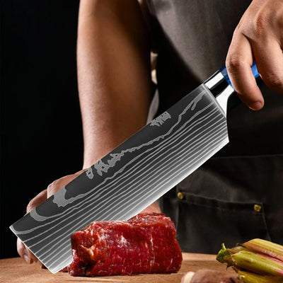 Personne en train de couper un morceau de viande sur une planche à découper en bois avec un couteau hachoir.