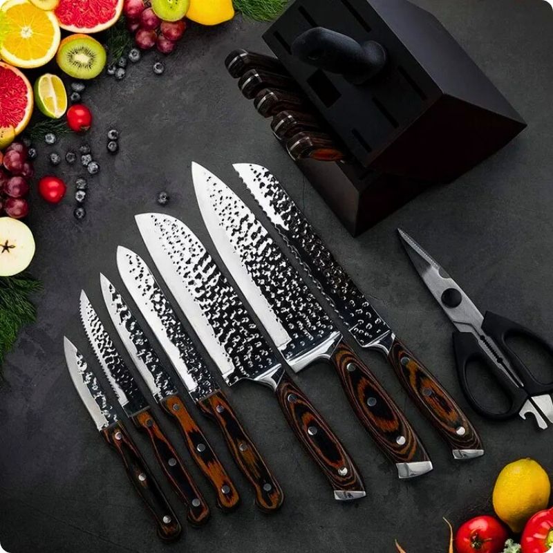 Set de couteaux de cuisine aligné sur une table en présentation.