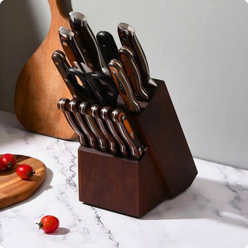 Set de couteaux de cuisine posé sur la table.
