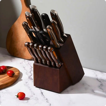 Set de couteaux de cuisine posé sur la table.