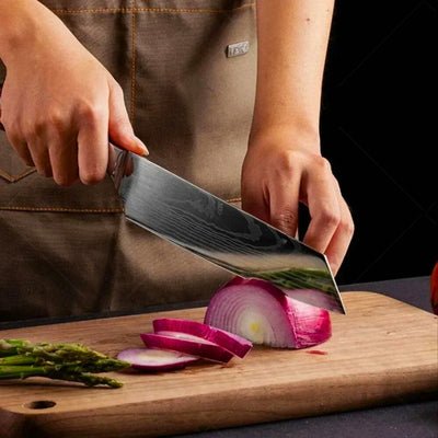 Personne coupant un oignon avec un couteau du set de couteau de cuisine
