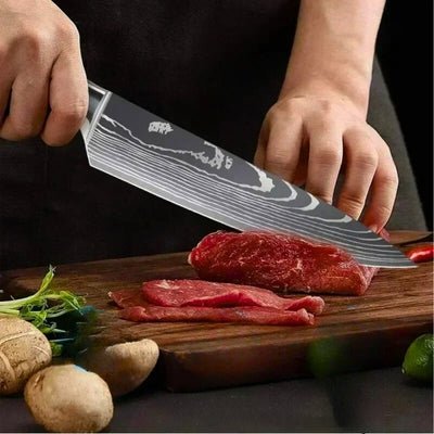 Personne coupant un morceau de viande avec un couteau du set de couteau de cuisine