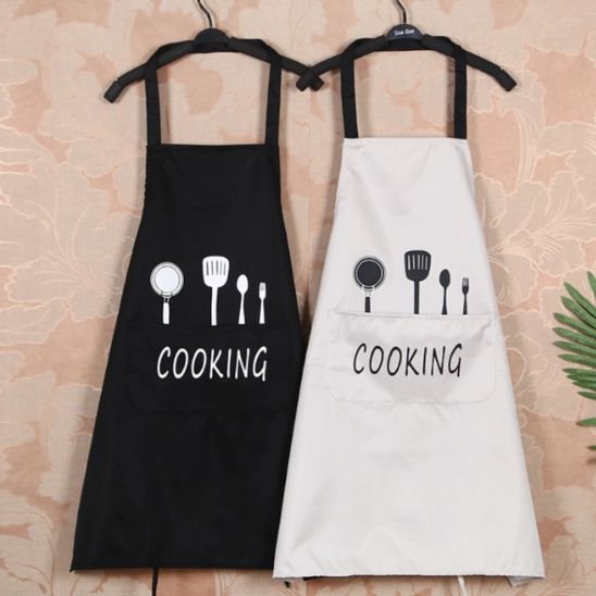 tablier de cuisine noir et blanc accrochés mur