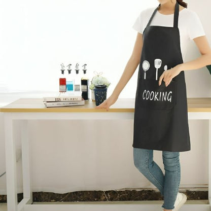 tablier de cuisine noir portée par un femme