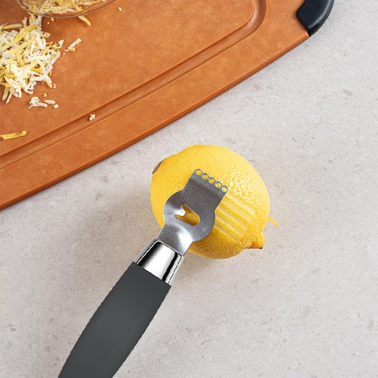 Zesteur posé sur un citron en cuisine