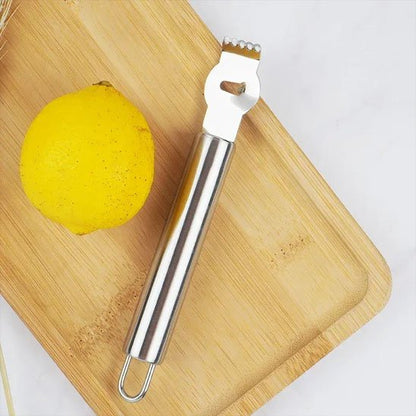 Zesteur posé sur une planche à découper avec un citron en présentation