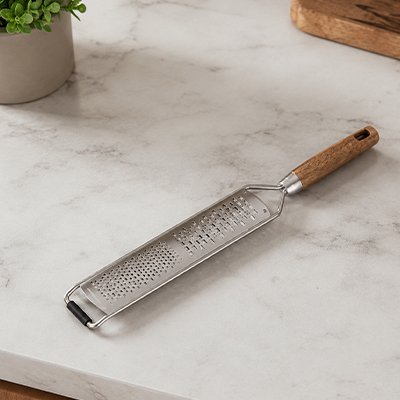 Zesteur posé sur une table en cuisine