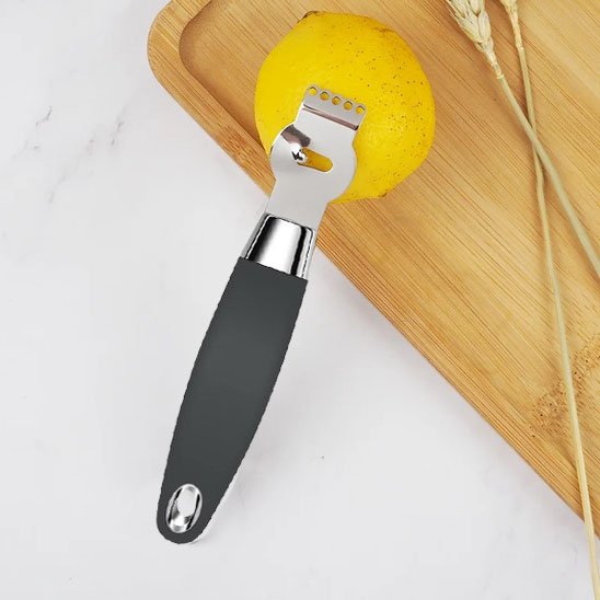 Zesteur présenter en cuisne posé sur un citron