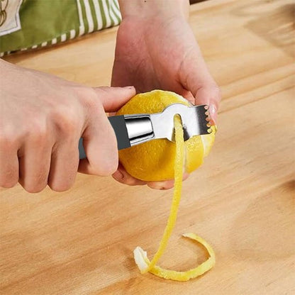 Zesteur utilisé par un homme en cuisine pour peler des zeste de citron 