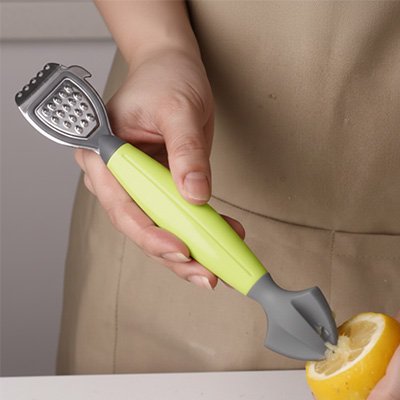 Zesteur utilisé par une personne qui presse un citron
