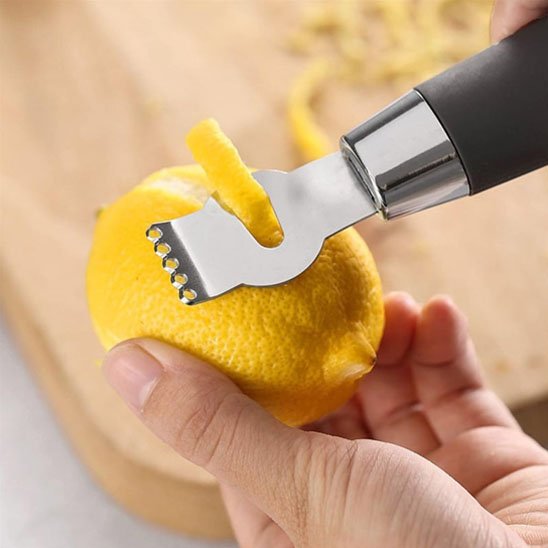 Zesteur utilisé pour réaliser des lamelles de zestes de citron