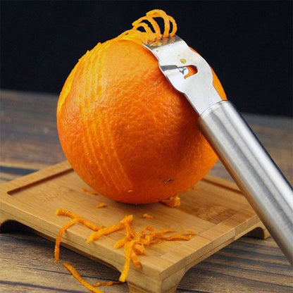 Zesteur utilisé pour récupérer le zest d'une orange