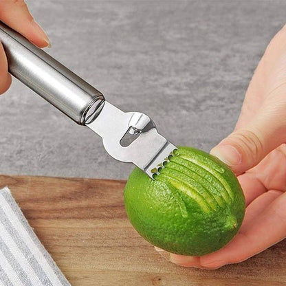 Zesteur utilisé sur un citron vert